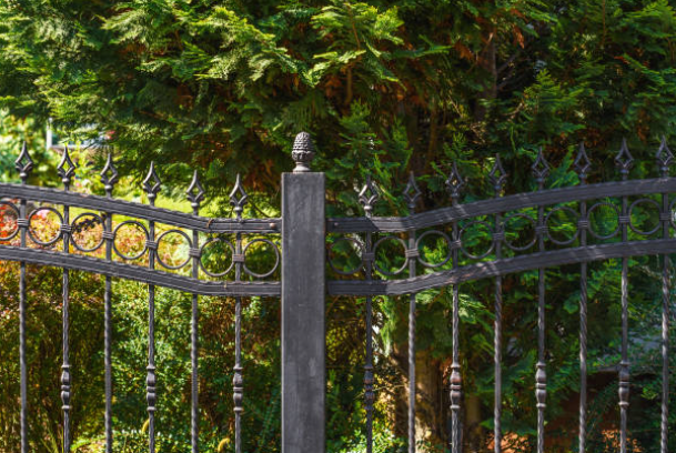 Rust Removal & Painting for Wrought Iron Garden Fences | Online Metal Refurbishment & Anti-Rust Solution